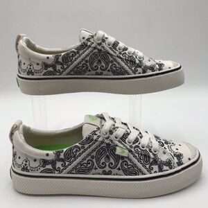 Women’s Cariuma Bandanna Print Sneakers